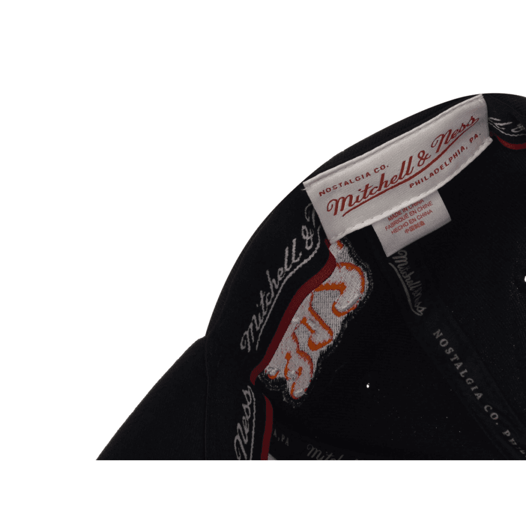 Mitchell & Ness NBA HWC Slap Sticker Classic Red Bulls Cap 2 Mitchell & Ness NBA HWC Slap Sticker Classic Red Bulls Cap 1