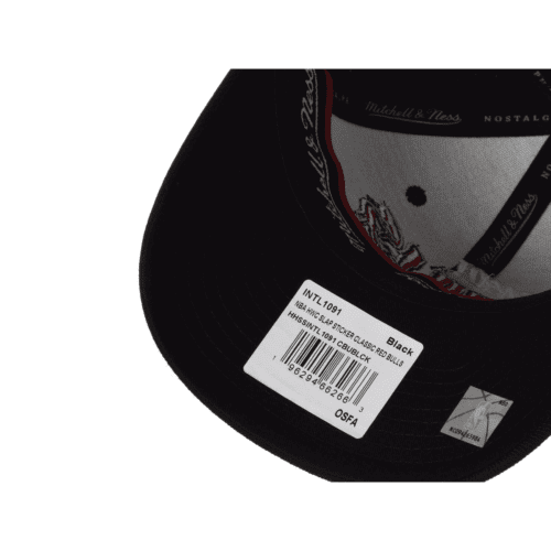 pol_pl_Czapka-z-daszkiem-Mitchell-Ness-NBA-HWC-Slap-Sticker-Classic-Red-Bulls-HHSSINTL1091-CBUBLCK-6869_2 Mitchell & Ness NBA HWC Slap Sticker Classic Red Bulls Cap 4